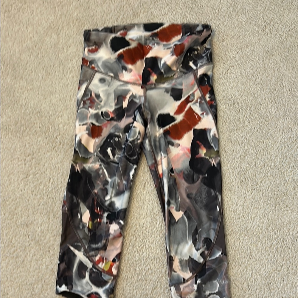 Women’s Abstract Print Capri Leggings